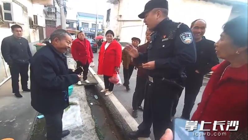 輔警用真鈔換假鈔菜農(nóng)破泣為笑視頻截圖圖片
